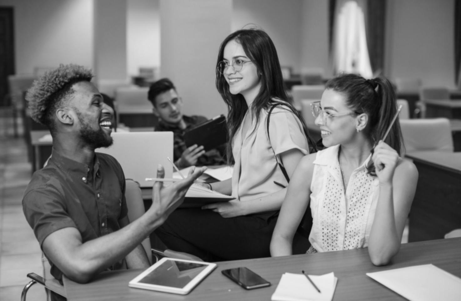 Estudiantes colaborando en análisis financiero